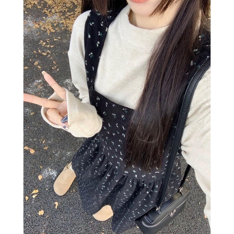 Váy hoa +áo cổ lọ xám