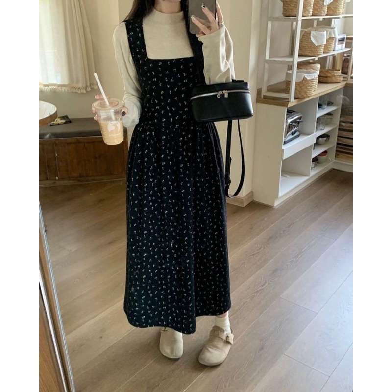 Váy hoa +áo cổ lọ xám