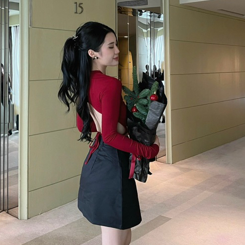 Áo thun tay dài hở lưng màu đỏ cột dây phía sau