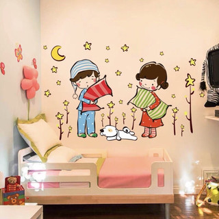 Decal dán tường trang trí hai bé ôm gối