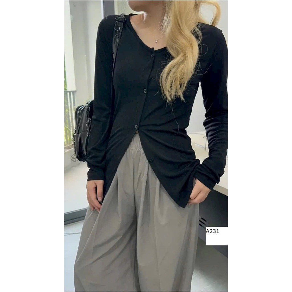 Áo Thun Gân Cổ Tim Tay Dài Nút Xẻ Tà