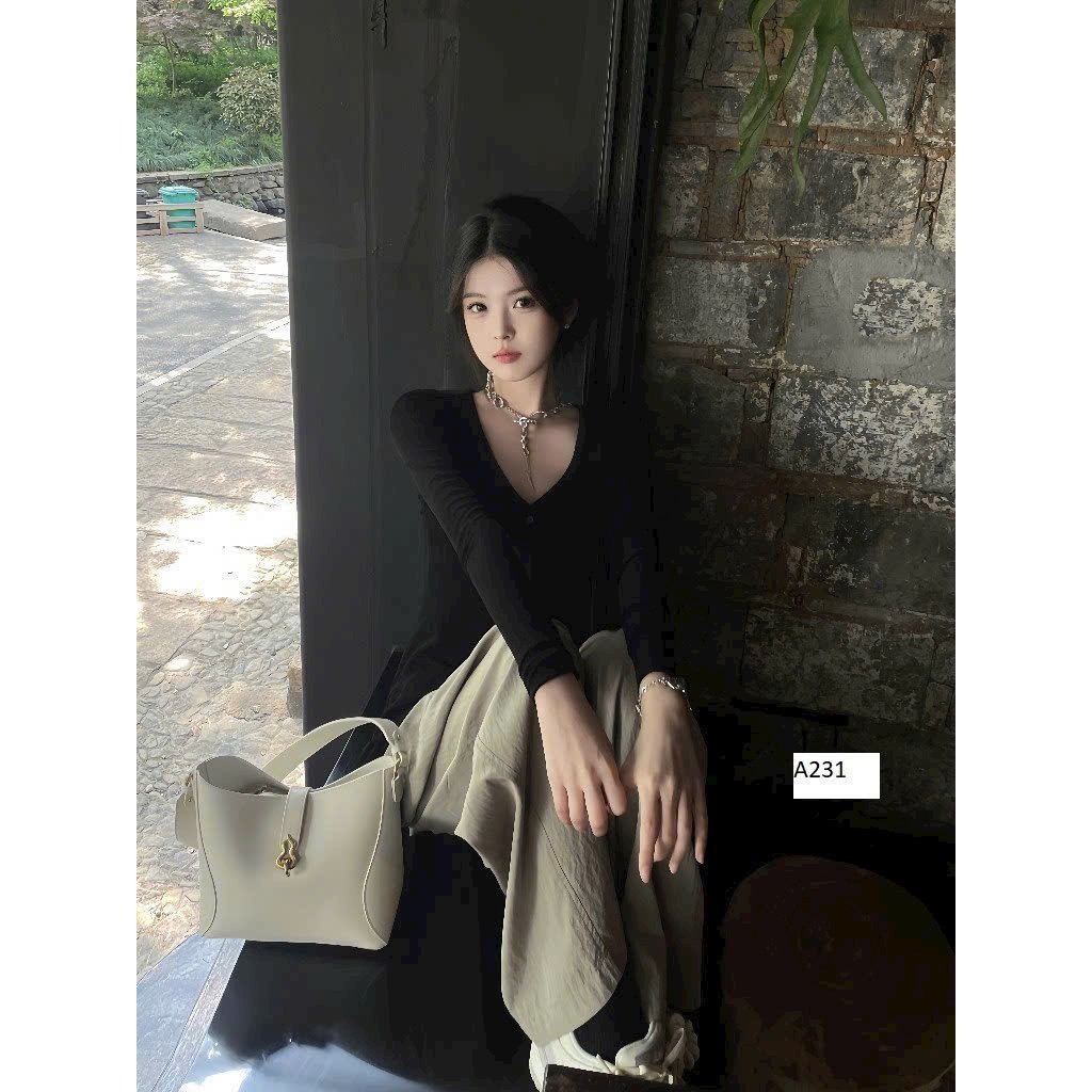 Áo Thun Gân Cổ Tim Tay Dài Nút Xẻ Tà