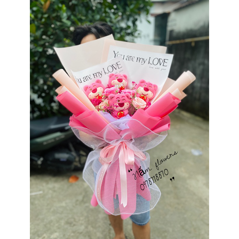 Bó Gấu dâu phối hoa sáp gói giấy xốp hàn siêu sang và to ( hình shop tự chụp )