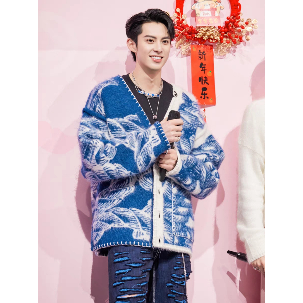 Bạch Lộc - Vương Hạc Đệ  Áo len cardigan dáng rộng dài tay cổ V họa tiết cá tính