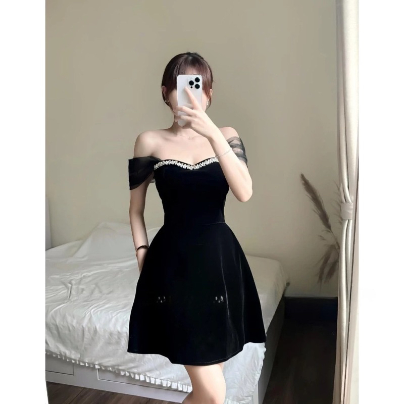 Đầm Nhung Đen Tay Voan Đính Đá Ngực