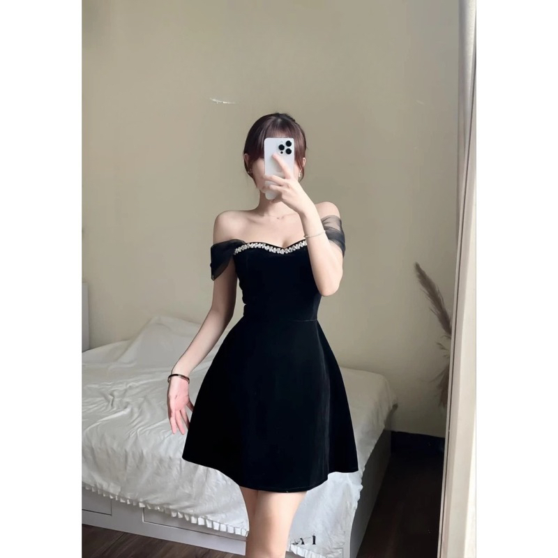 Đầm Nhung Đen Tay Voan Đính Đá Ngực