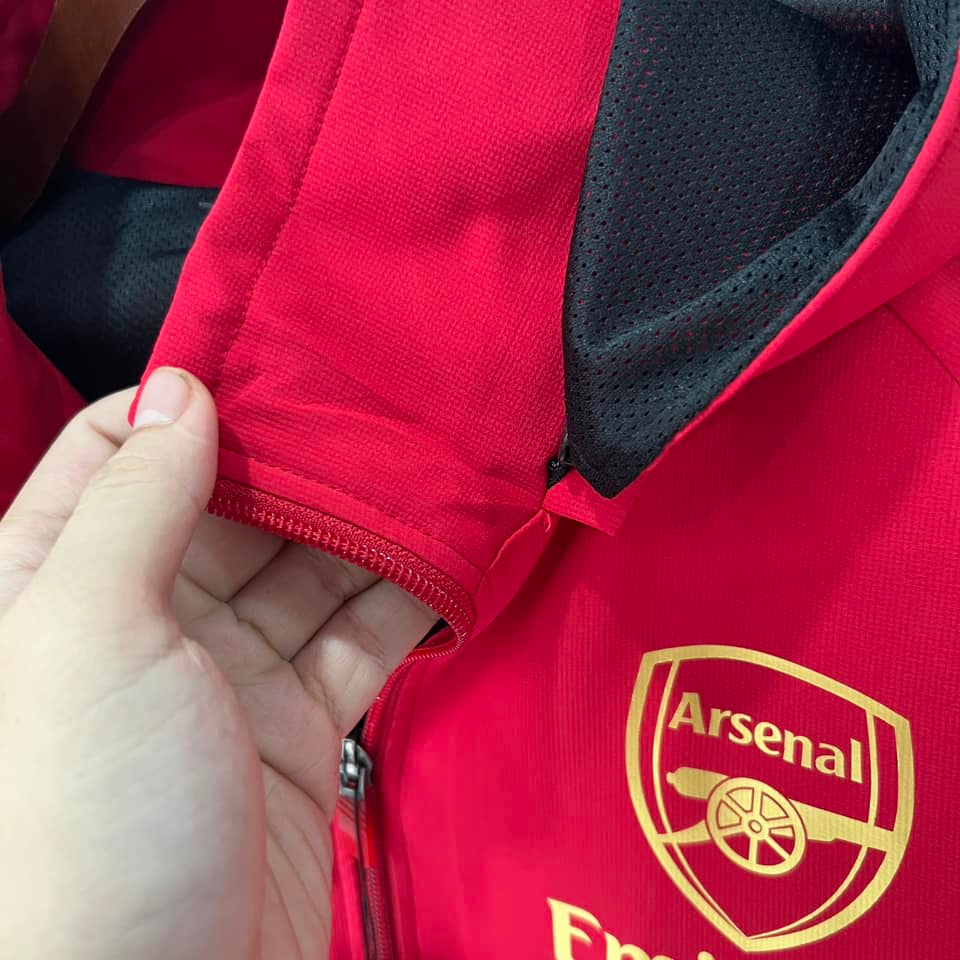 Áo khoác ARSENAL 2023 đỏ trơn logo vàng gold vải gió trượt nước, chống nắng