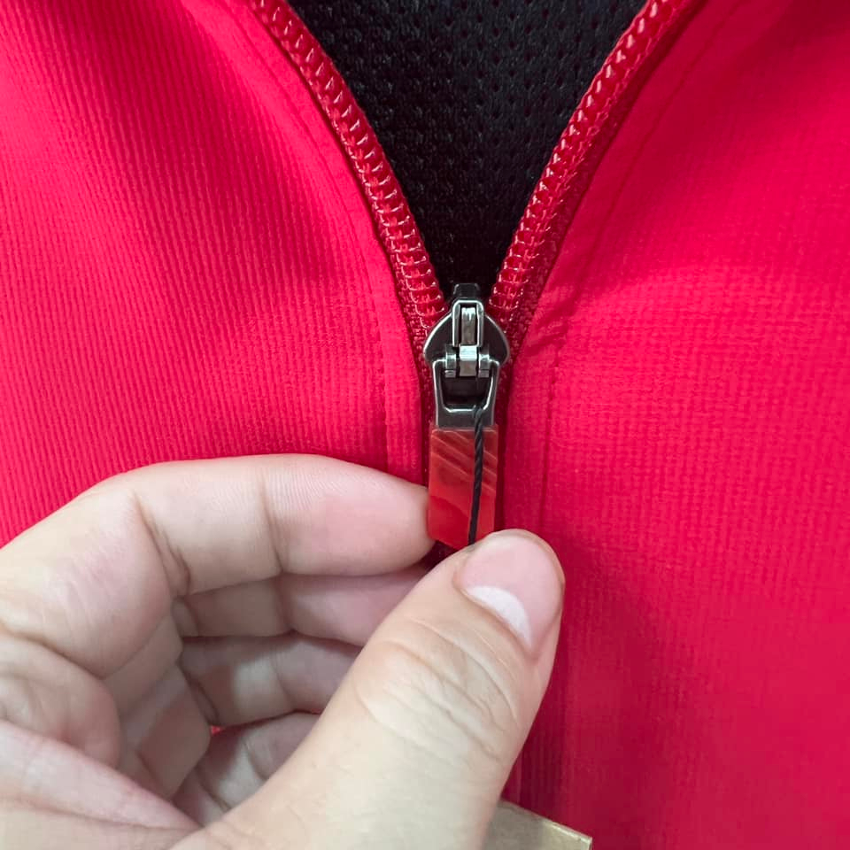 Áo khoác ARSENAL 2023 đỏ trơn logo vàng gold vải gió trượt nước, chống nắng