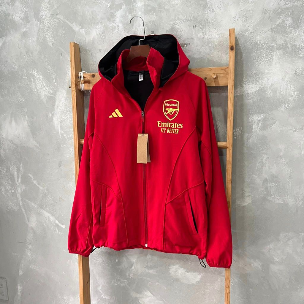 Áo khoác ARSENAL 2023 đỏ trơn logo vàng gold vải gió trượt nước, chống nắng