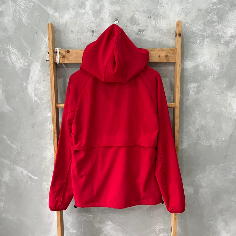 Áo khoác ARSENAL 2023 đỏ trơn logo vàng gold vải gió trượt nước, chống nắng