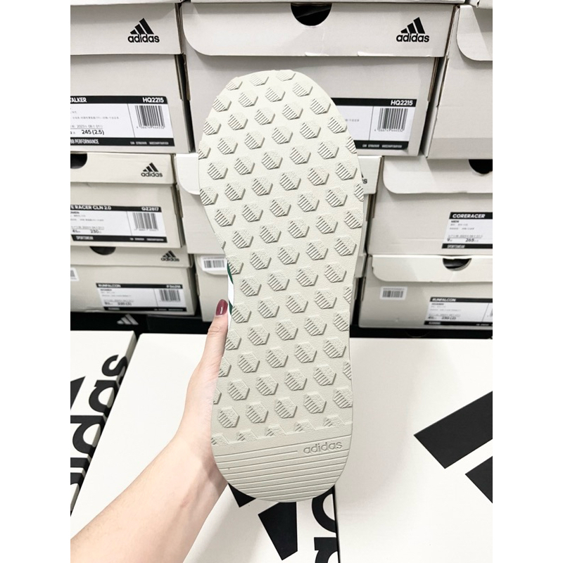 Giày Adidas full box, có mail mua hàng. Hàng có sẵn, bay size nhanh nên các ace chốt nhanh ạ