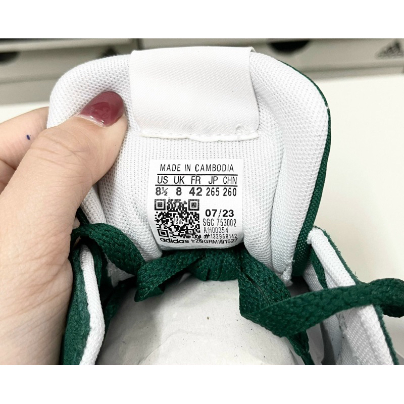Giày Adidas full box, có mail mua hàng. Hàng có sẵn, bay size nhanh nên các ace chốt nhanh ạ