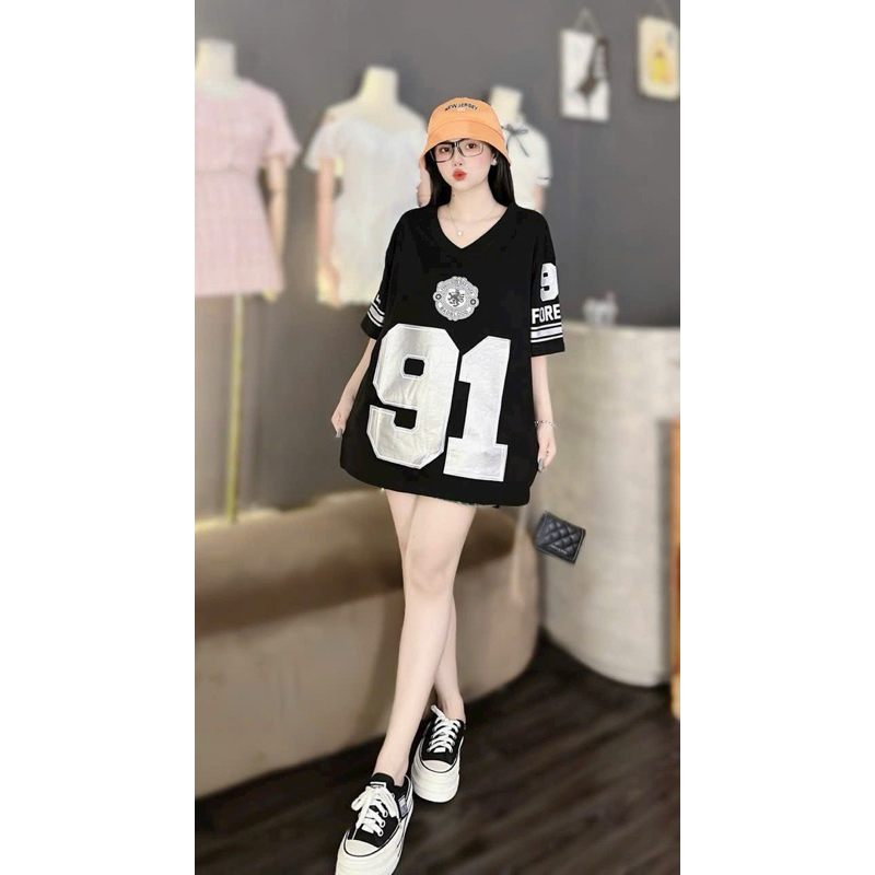 Áo thun phom rộng cổ tim in số pa