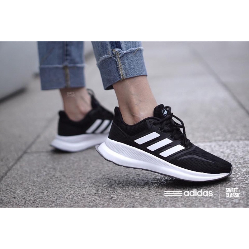 Giày Adidas full box, có mail mua hàng. Hàng có sẵn, bay size nhanh nên các ace chốt nhanh ạ