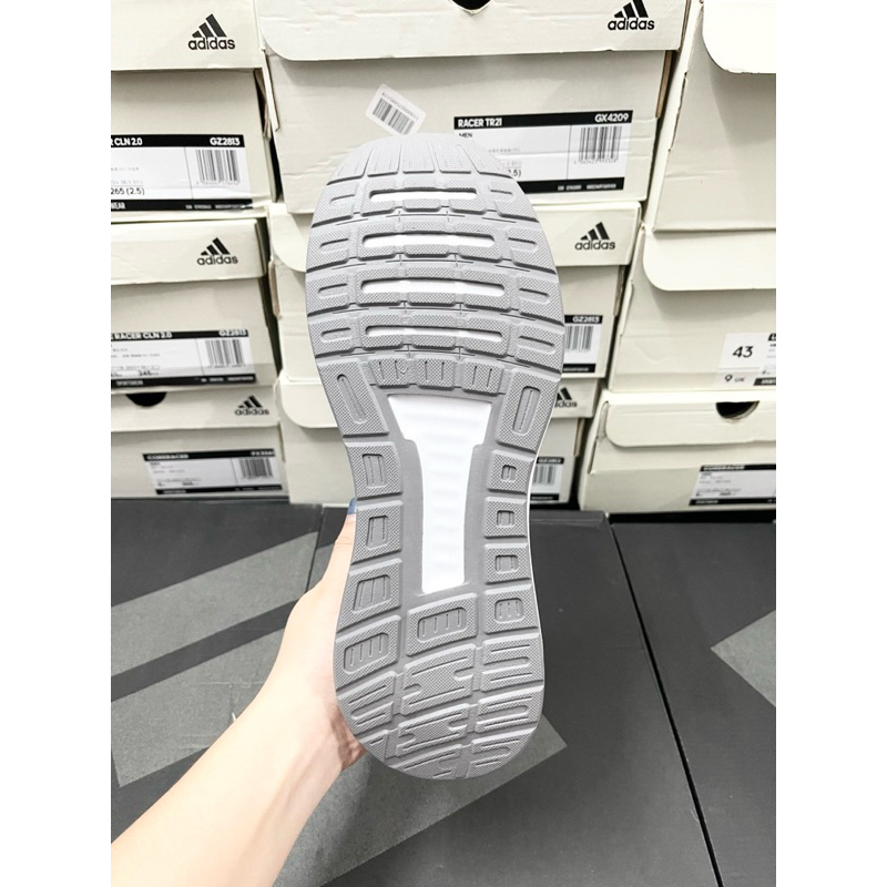 Giày Adidas full box, có mail mua hàng. Hàng có sẵn, bay size nhanh nên các ace chốt nhanh ạ