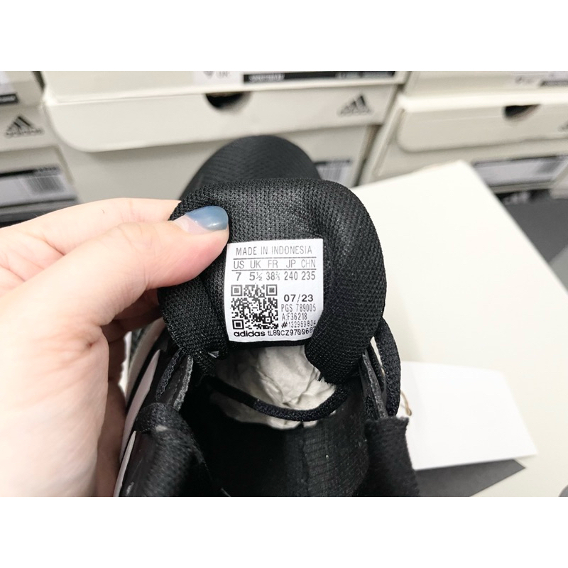 Giày Adidas full box, có mail mua hàng. Hàng có sẵn, bay size nhanh nên các ace chốt nhanh ạ