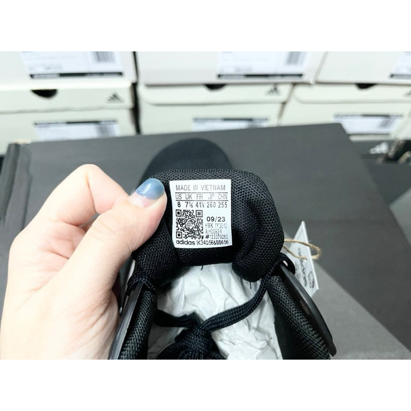 - Giày thể thao Adidas H00924