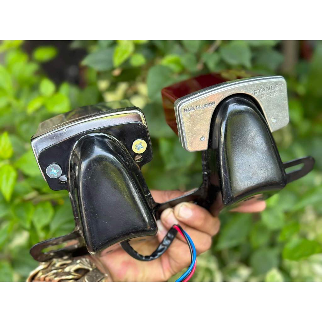 Đèn hậu xe 66 y zin có cóc đèn lái. Dành cho các dòng xe 67 - 68 - CD - CL