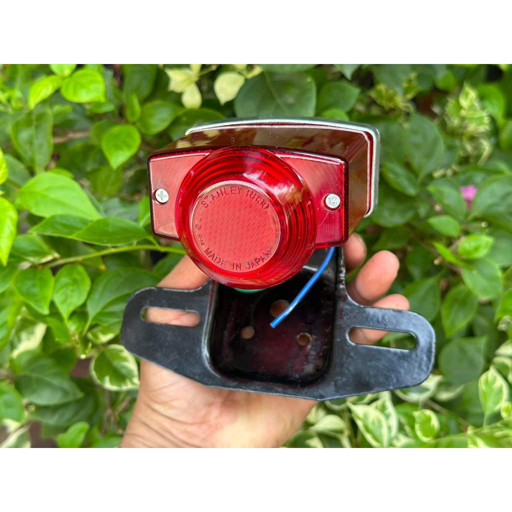 Đèn hậu xe 66 y zin có cóc đèn lái. Dành cho các dòng xe 67 - 68 - CD - CL