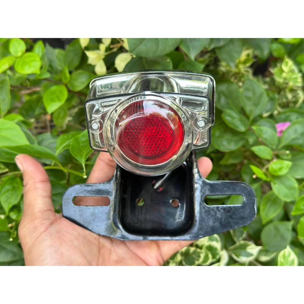 Đèn hậu xe 66 y zin có cóc đèn lái. Dành cho các dòng xe 67 - 68 - CD - CL