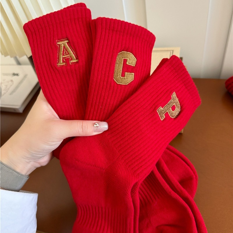 Vớ Tất Giáng Sinh chữ cái cao cổ màu đỏ phong cách trẻ trung, năng động.