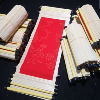 Mành tre viết thư pháp