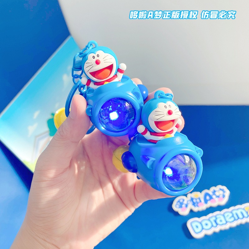 Móc khoá Doraemon phi thuyền có đèn pin chiếu sáng đổi màu