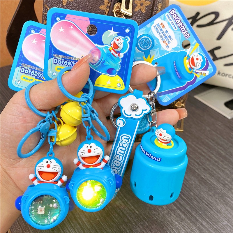 Móc khoá Doraemon phi thuyền có đèn pin chiếu sáng đổi màu