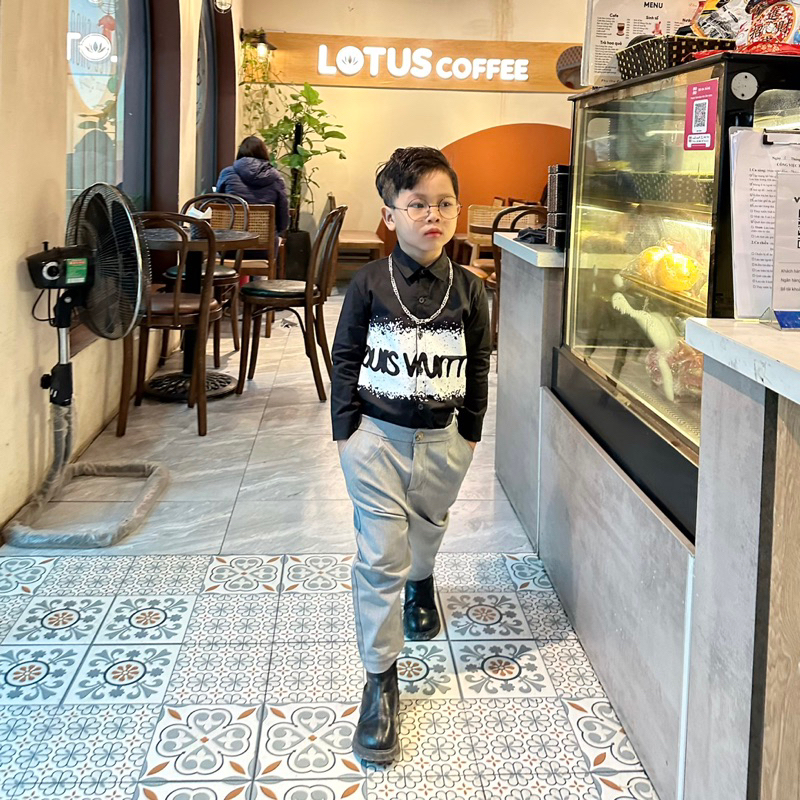 Áo sơ mi dài tay chữ in L.V KhanhBun chất thô nến loai 1 co giãn mặc di học, đi chơi cho bé trai size từ 10-40 kí