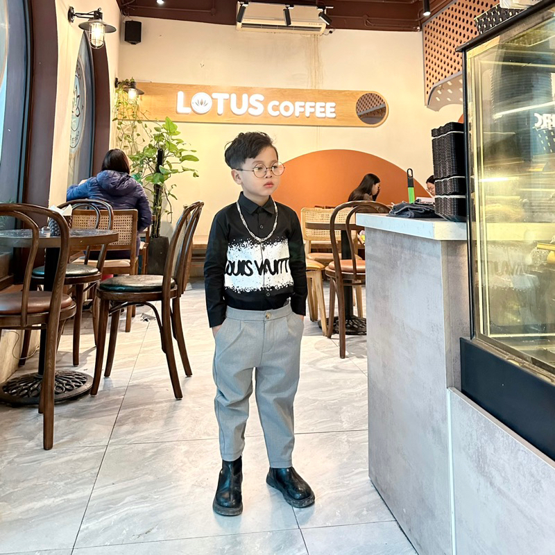 Áo sơ mi dài tay chữ in L.V KhanhBun chất thô nến loai 1 co giãn mặc di học, đi chơi cho bé trai size từ 10-40 kí