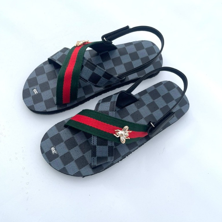 Giày Sandal Nam Nữ M93 Đế Caro Quai Chéo Mũi Tròn