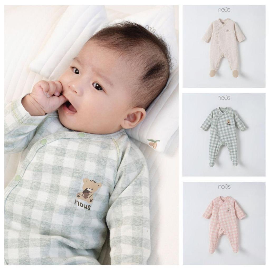Bộ liền dài có tất màu be nhạt / caro xanh trắng / caro hồng trắng thêu ngực áo, in gấu NB