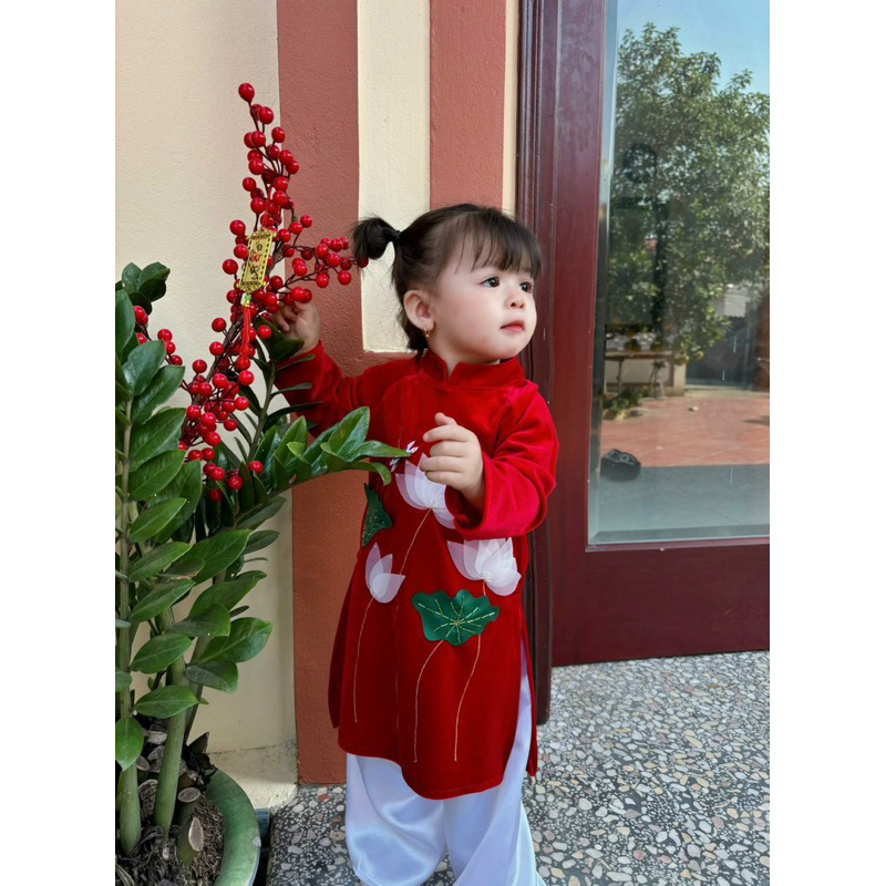 Áo dài nhung hoa sen đính kết thủ công bé gái