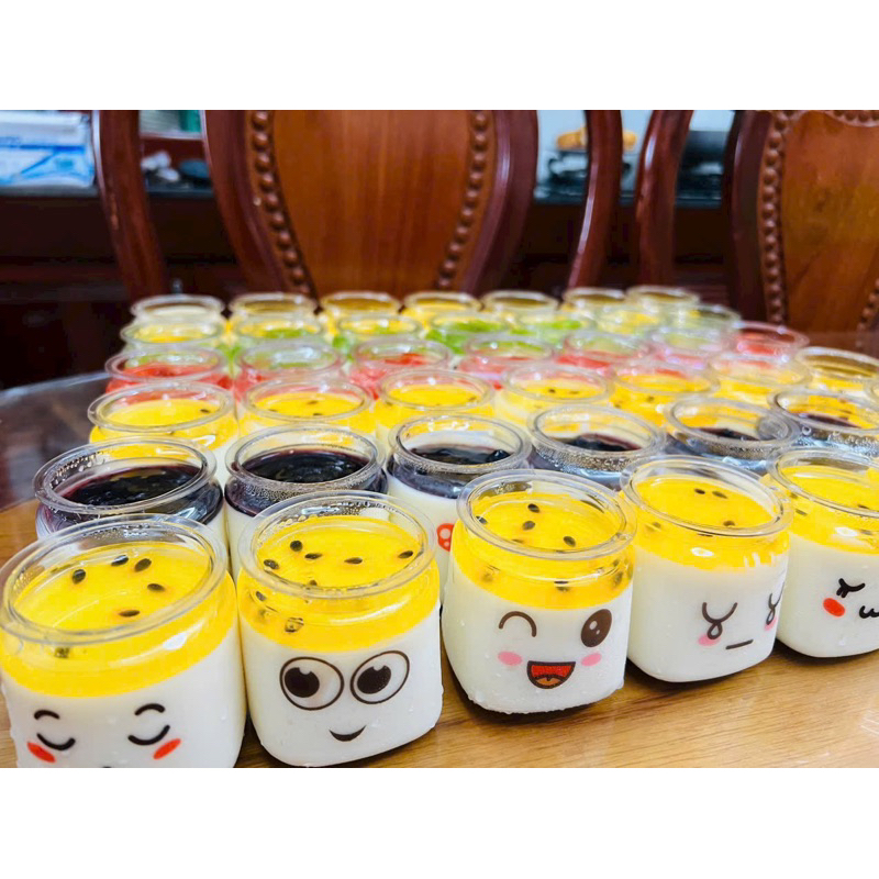 Si - 50 Hủ sữa chua PET trong suốt + nắp /tem cute