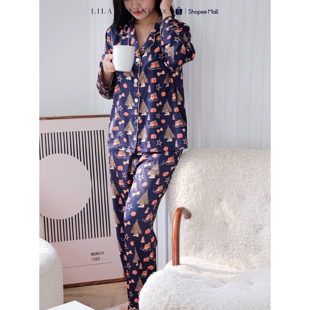 Bộ Pyjamas Nữ Mặc Nhà Áo Dài Quần Dài Chất Liệu Lụa Màu Xanh Dương Thiết Kế Giáng Sinh Lilas Blanc