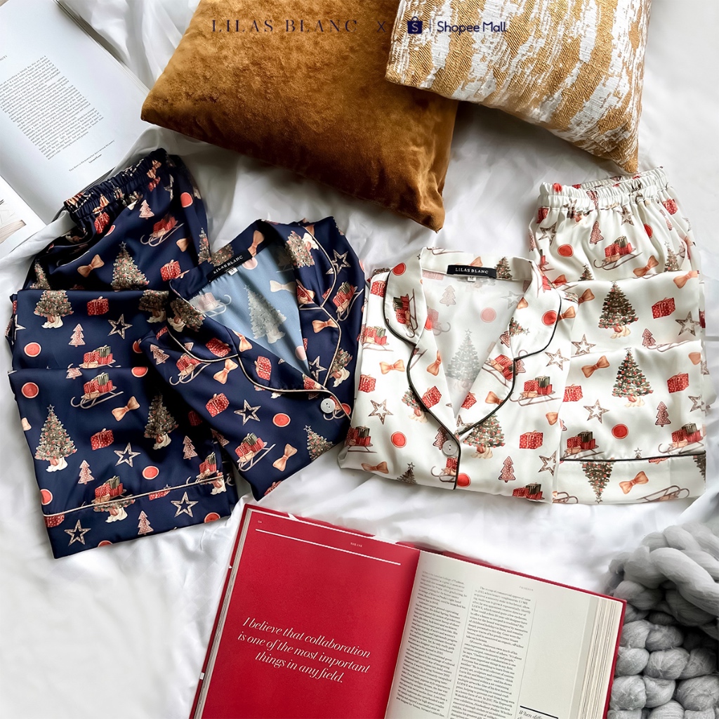 Bộ Pyjamas Nữ Mặc Nhà Áo Dài Quần Dài Chất Liệu Lụa Màu Xanh Dương Thiết Kế Giáng Sinh Lilas Blanc