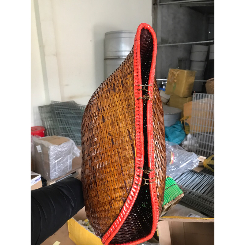 làn mây làn tre hun khói, làn xách gà, đựng gà