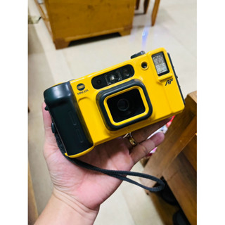 Máy ảnh film Pns Minolta weathermatic Dual 35 có khả năng chống nước độ sâu 5m và có thể chụp trên cạn