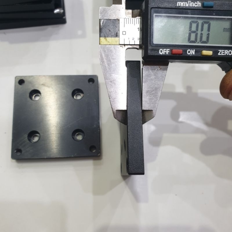 Đế nhôm vuông 60x60x8mm sẵn 8 lỗ ốc M4