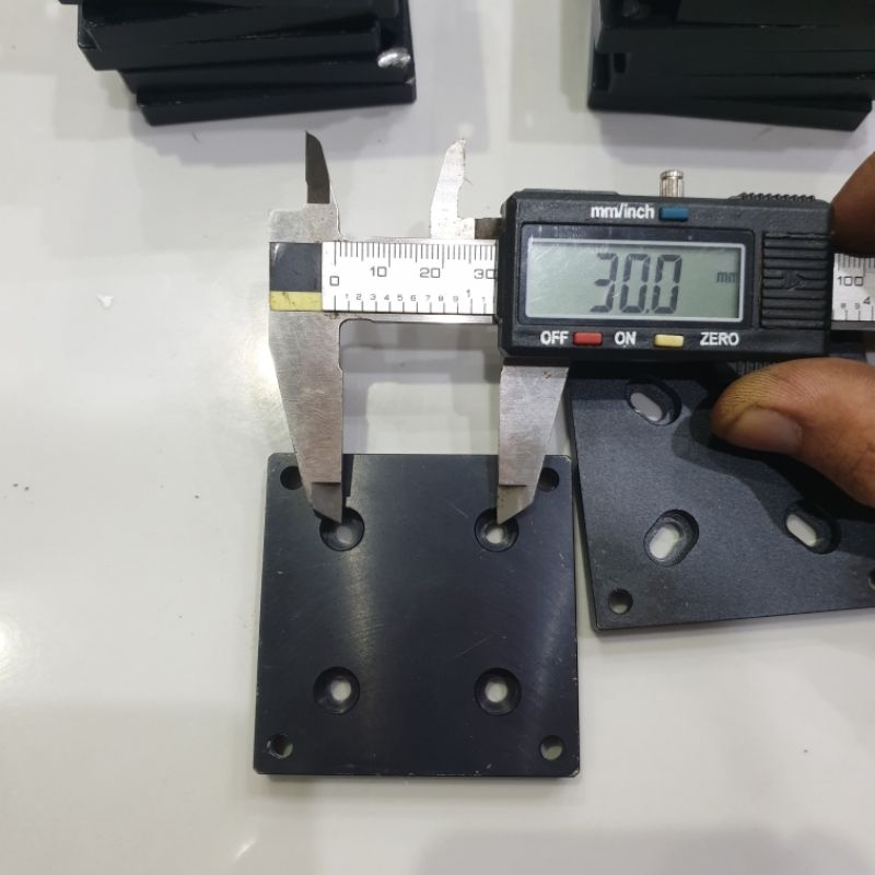 Đế nhôm vuông 60x60x8mm sẵn 8 lỗ ốc M4