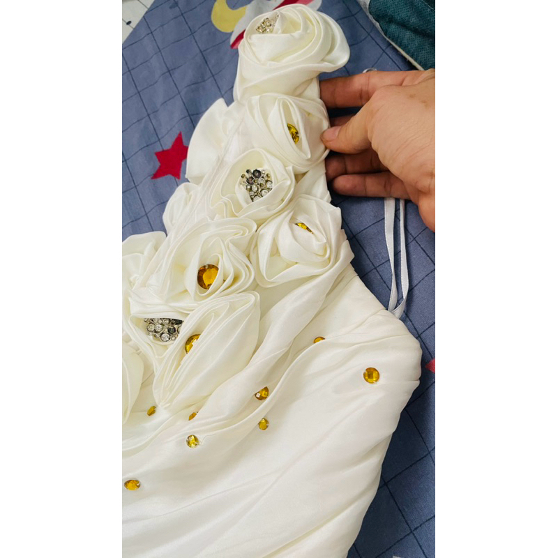 Thanh lý đầm cưới hiệu ORLY FARHO Paris vai lệch bên dáng hoa hồng thiết kế cao cấp