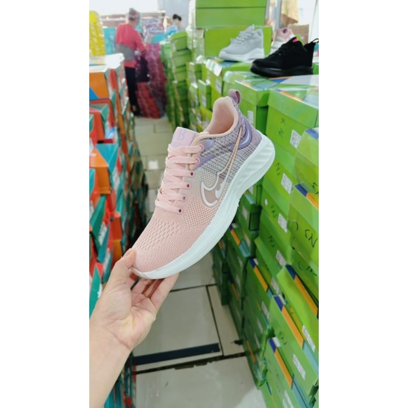 Giày thể thao nữ siêu nhẹ.