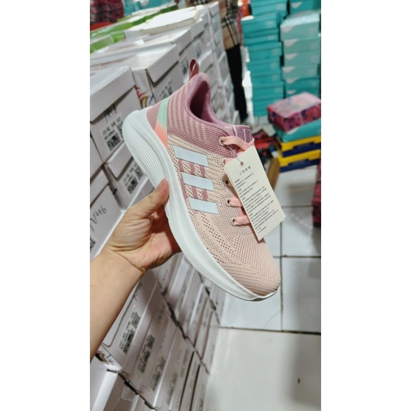 Giày thể thao nữ siêu nhẹ.