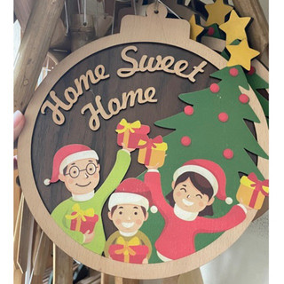 Bảng gỗ, tranh gỗ tròn hình quả chuông chữ Home sweet home mừng giáng sinh gia đình 3 người