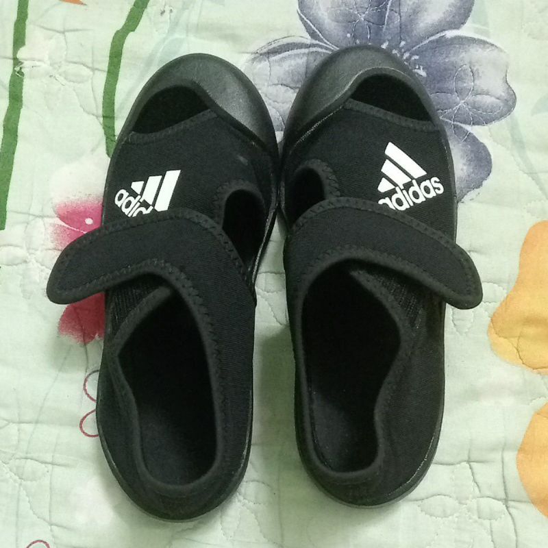 Giày đen xinh cho bé