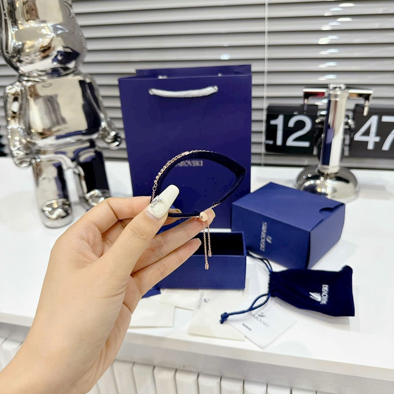 Lắc tay đính đá mặt trái tim swa lấp lánh sang trọng