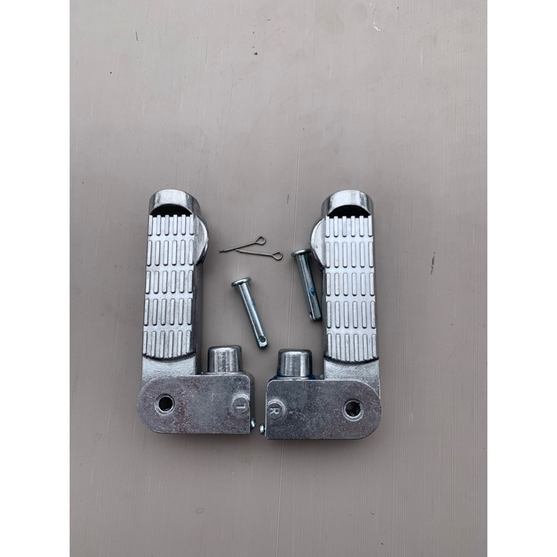 Để chân sau xe điện Zoomer giá 1 đôi 2 bên