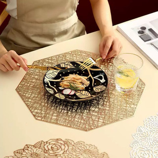 Tấm lót bàn ăn, lót lọ hoa, placemat, nhựa dẻo màu bạc và vàng, đường kính 38cm, xinh, rẻ, tiện lợi