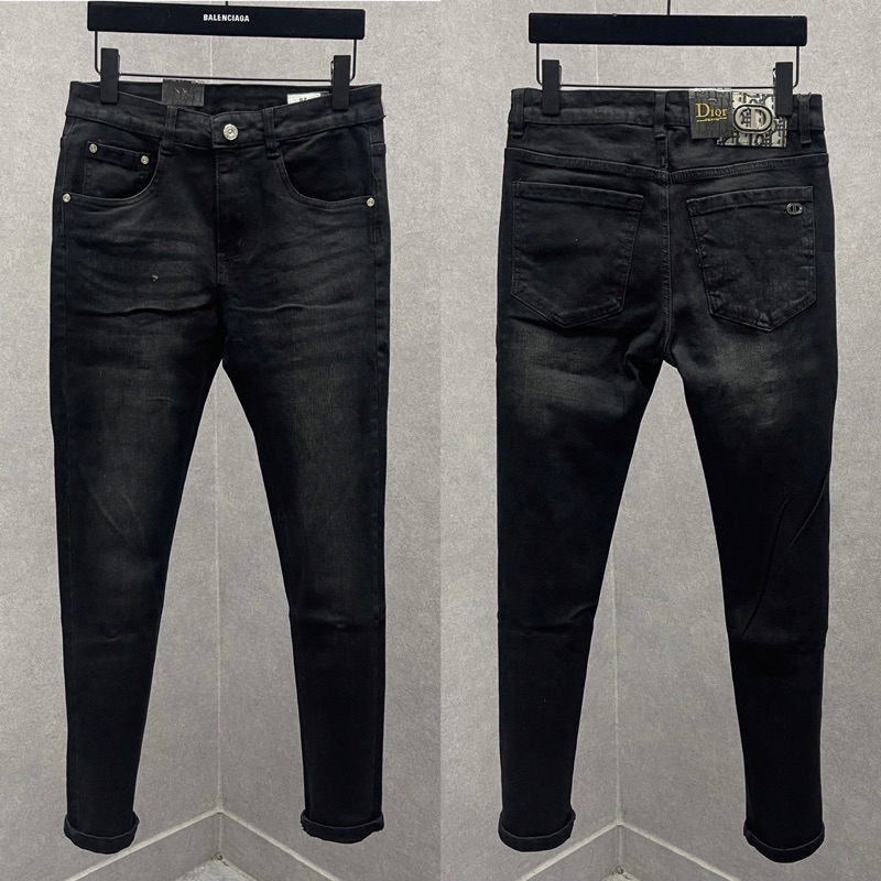 Quần jean bò nam CD slimfit wash đen mài trơn dập vân chữ monogram túi sau tag monogram dáng basic QJ399P