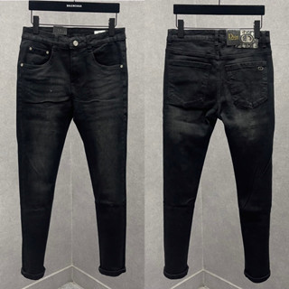 Quần jean bò nam CD slimfit wash đen mài trơn dập vân chữ monogram túi sau tag monogram dáng basic QJ399P